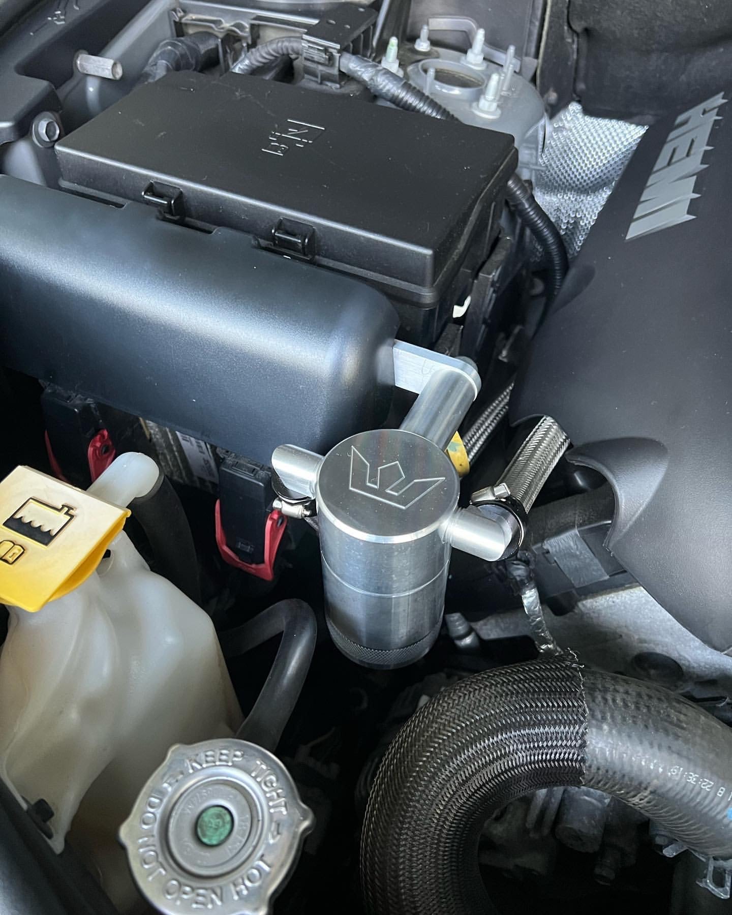 Speedlogix Oil Catch Can 2011-2023 Durango/Grand Cherokee 5.7L - Speedlogix