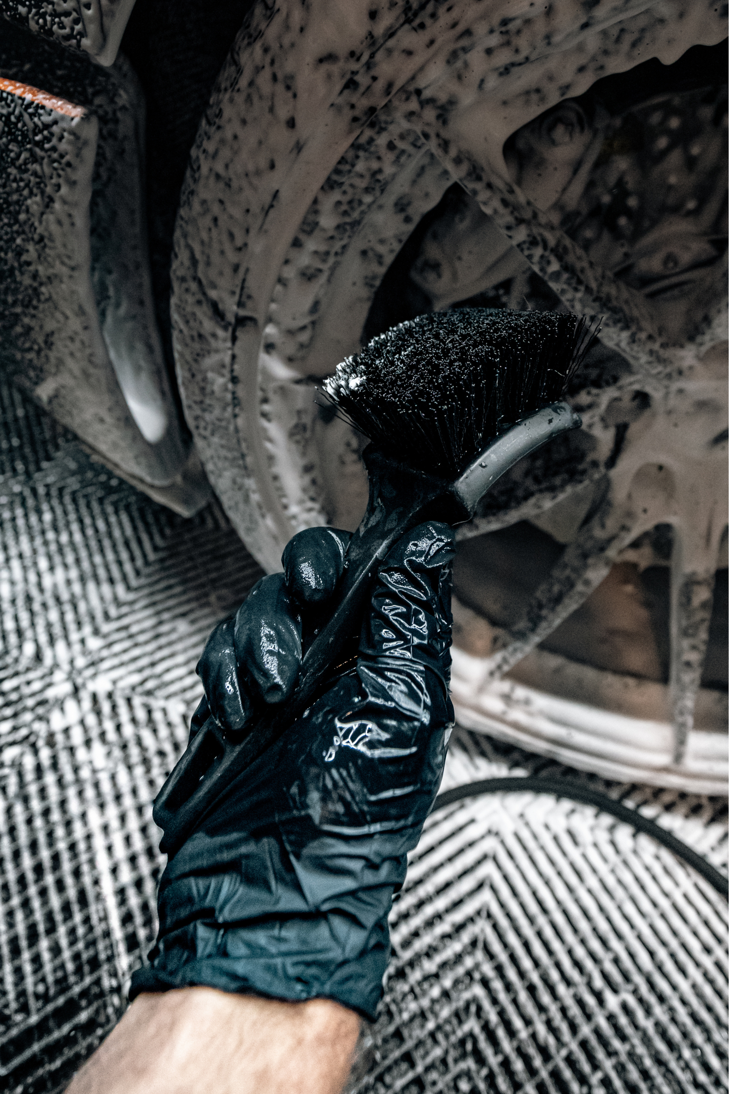 BLACKLINE® STIFF BRISTLE TIRE BRUSH