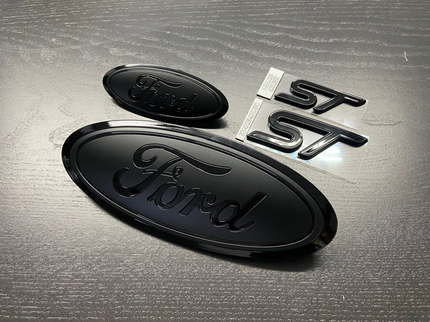 Explorer Gloss & Flat black Emblem set 2025-2026