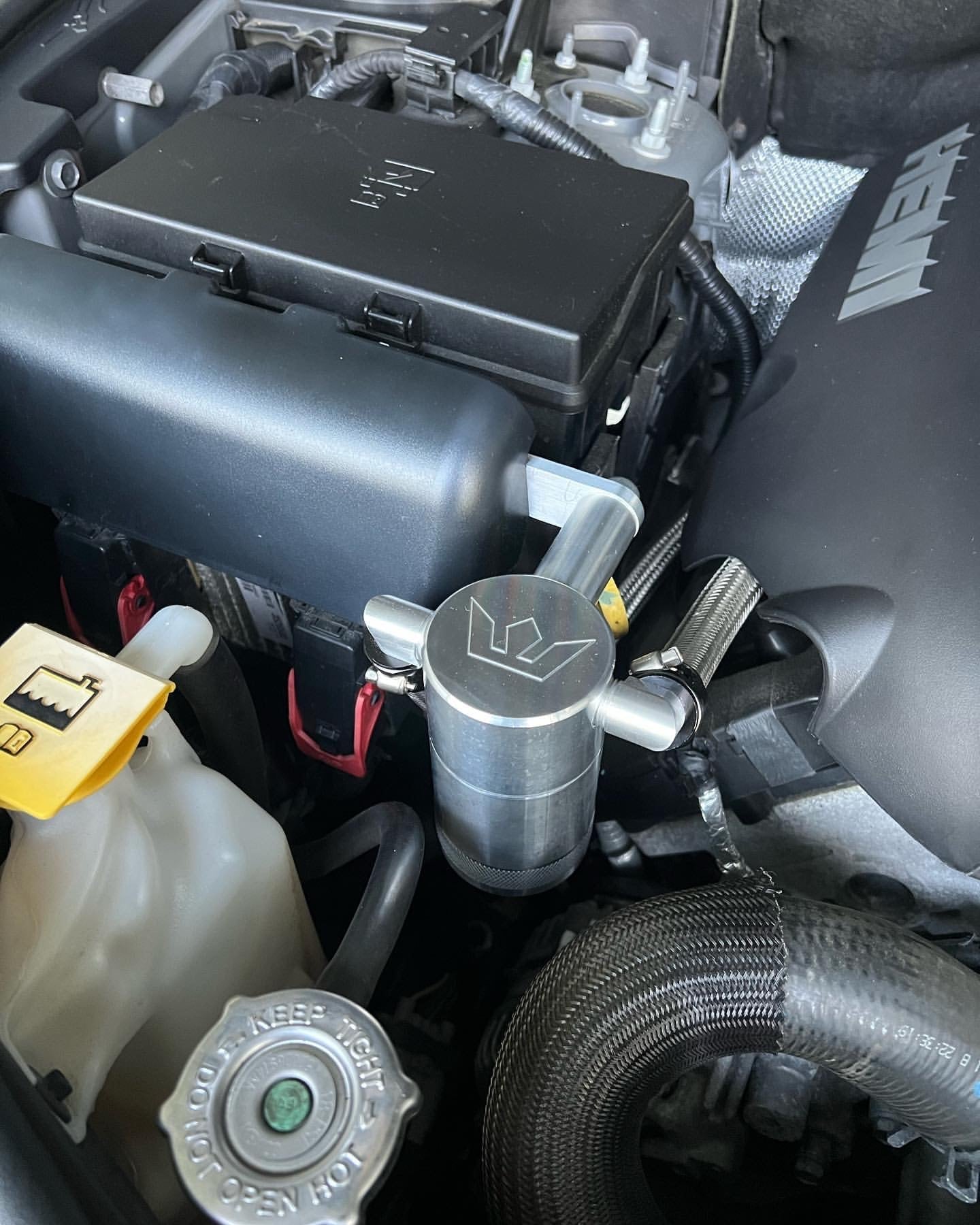 Speedlogix Oil Catch Can 2011 - 2023 Durango/Grand Cherokee 5.7L - Speedlogix